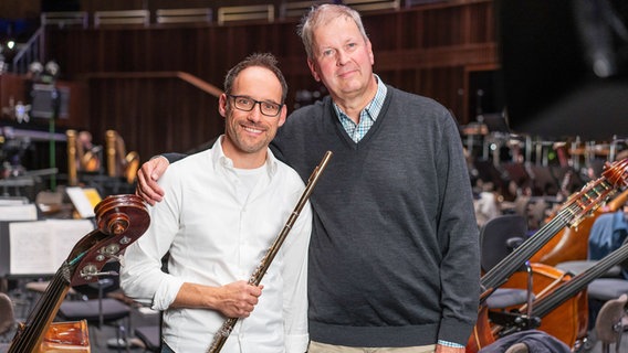 Christoph Renz, Solo-Flötist der NDR Radiophilharmonie (links), und Christian Pütter, Sänger beim Collgium Vocale Hannover (rechts) © NDR Foto: Micha Neugebauer