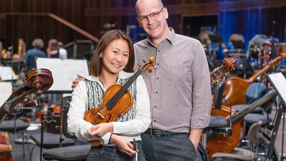 Yuliia Van, Violinistin der NDR Radiophilharmonie (links), und Jan-Gideon Schulze, Sänger beim Johannes-Brahms-Chor (rechts) © NDR Foto: Micha Neugebauer