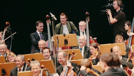 Moderator Malte Arkona und die NDR Radiophilharmonie auf der Bühne im Großen Sendesaal © NDR / Micha Neugebauer Foto: Micha Neugebauer