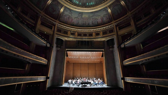 Die NDR Radiophilharmonie im Pariser Théâtre des Champs-Élysée © Carsten P. Schulze Foto: Carsten P. Schulze