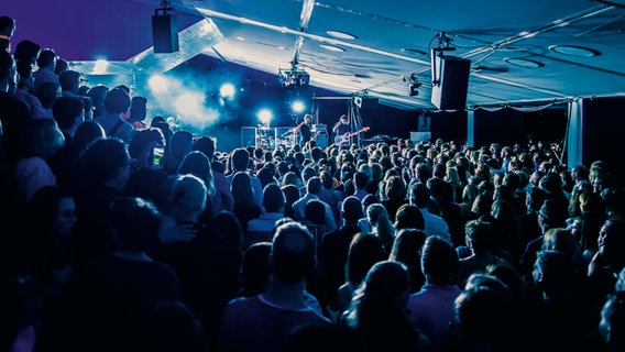 Publikum vor einer Bühne © NDR Foto: Kevin Münkel