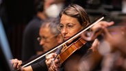 Carolin Frick spielt die Bratsche © NDR Foto: Herzig