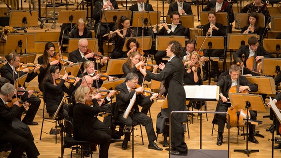 Die NDR Radiophilharmonie mit ihrem Chefdirigenten Eivind Gullberg Jensen. © Klaus Westermann Foto: Klaus Westermann
