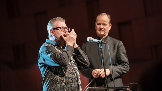Dieter Kropp spielt Mundharmonika. Vor ihm steht ein Mikrofon. © NDR Foto: Micha Neugebauer