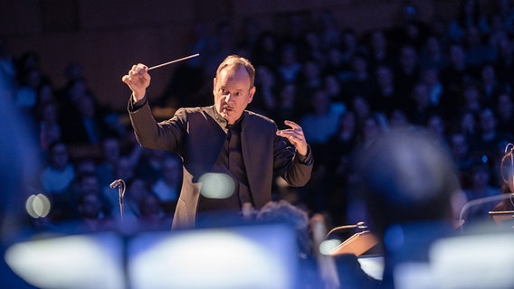 Frank Strobel dirigiert die NDR Radiophilharmonie. © NDR Foto: Micha Neugebauer