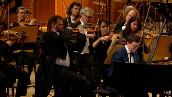 Die NDR Radiophilharmonie spielt mit Pianist Frank Dupree auf der Bühne des Großen Sendesaals des NDR in Hannover. © NDR RPH Foto: Screenshot