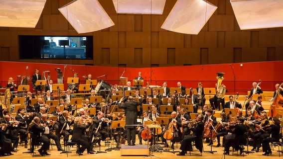 Die NDR Radiophilharmonie und Chefdirigent Andrew Manze © NDR Foto: Axel Herzig