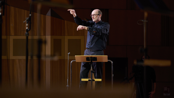 Andrew Manze, Chefdirigent der NDR Radiophilharmonie, dirigierend © NDR Foto: Micha Neugebauer
