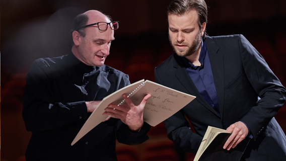 Andrew Manze, Chefdirigent der NDR Radiophilharmonie, und Bass Matthias Winckhler ein Notenbuch studierend © NDR Foto: Micha Neugebauer