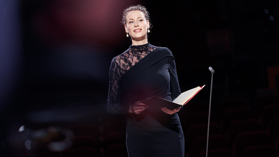 Sängerin Sarah Romberger mit Notenbuch in der Hand © NDR Foto: Micha Neugebauer