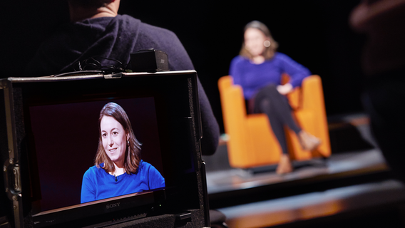 Das Gesicht einer Frau auf einem Kamera-Monitor ist Carolin Frick im Interview für das Online-Video "Matthäus-Passion 2021" © NDR Foto: Micha Neugebauer