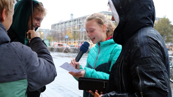 Die Beethoven-Scouts beim Rundfunkreporter-Workshop © NDR / Sophie Brunner Foto: Sophie Brunner