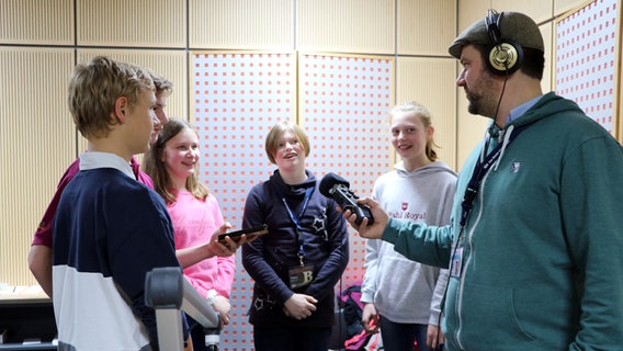 Die Beethoven-Scouts beim Rundfunkreporter-Workshop © NDR / Sophie Brunner Foto: Sophie Brunner