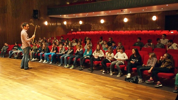 Flötist und Schüler im Kleinen Sendesaal © NDR Radiophilharmonie Foto: Amrei Flechsig