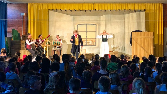 Das Musiktheaterstück "Beethoven zieht wieder um!" auf der Bühne der Grundschule Beuthener Straße in Hannover. © NDR Foto: Alana Brandt