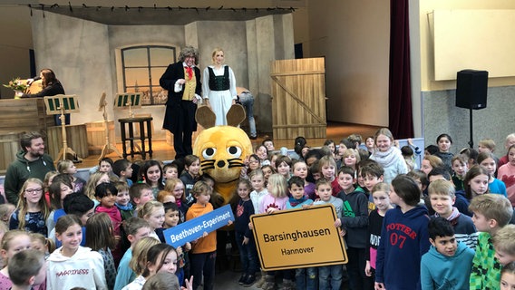 Die Maus mit Schülerinnen und Schülern der Ernst-Reuter-Schule Barsinghausen. © NDR Foto: Alana Brandt