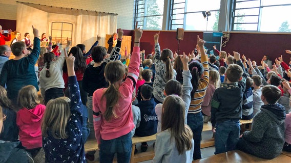 Schülerinnen und Schüler der Grundschule Vorbrück Walsrode melden sich. © NDR Foto: Alana Brandt