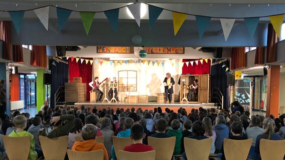 Das Musiktheaterstück mit der NDR Radiophilharmonie und Jörg Schade in der Aula der Grundschule Gartenheimstraße Hannover. © NDR Foto: Alana Brandt