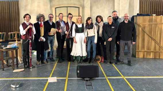 Das Team des Musiktheaters in der Turnhalle der Grundschule im Kleefelde Hannover. © NDR Foto: Bettina Pohl