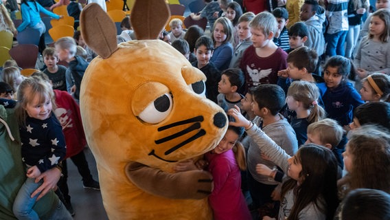 Schülerinnen und Schüler kommen in Kontakt mit der Maus. © NDR Foto: Helge Krückeberg