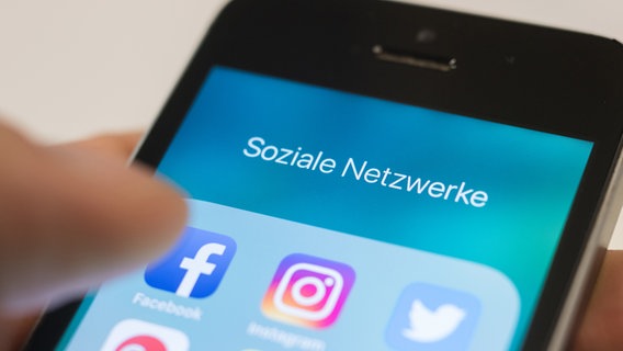 Was posten wir heute? Social-Media-Experten müssen sich nicht nur mit Facebook, Twitter und Co. auskennen - sondern auch mit der Organisation, für die sie arbeiten. © picture alliance / Robert Günther/dpa-tmn Foto: Robert Günther