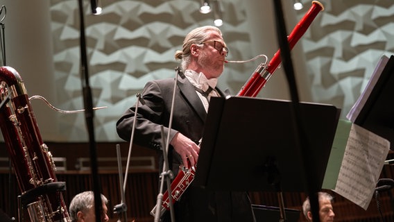 Fagottist Malte Refardt spielt auf der Bühne im Kuppelsaal Hannover © NDR / Micha Neugebauer Foto: Micha Neugebauer