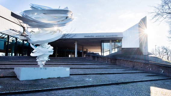 Hinter dem Sprengel Museum Hannover leuchtet die Sonne. © dpa - Bildfunk Foto: Julian Stratenschulte
