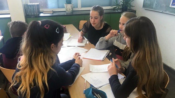 Schülerinnen und Schüler der Goetheschule bereiten die Spurensuche zur "Moldau" vor © Sonja Catalano Foto: Sonja Catalano