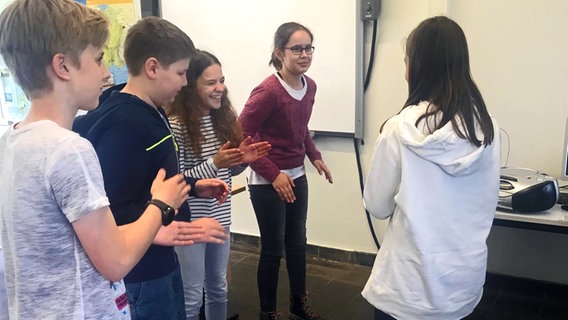 Schülerinnen und Schüler der Goetheschule bereiten die Spurensuche zur "Moldau" vor © Sonja Catalano Foto: Sonja Catalano