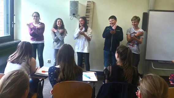 Schülerinnen und Schüler der Goetheschule bereiten die Spurensuche zur "Moldau" vor © Sonja Catalano Foto: Sonja Catalano