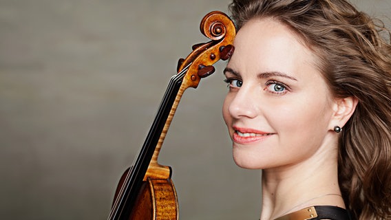 Die Geigerin Julia Fischer in Nahaufnahme mit Geige. © NDR Foto: Uwe Arens