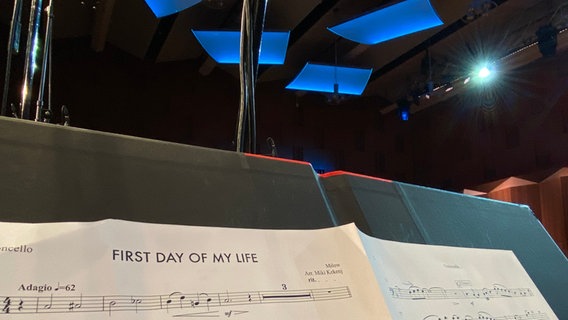 Die Noten zum Stück "First Day Of My Life", der neuen Single des belgischen Singer-Songwriters Milow, arrangiert für die Aufnahme mit der NDR Radiophilharmonie von Miki Kekenj © NDR Foto: Felix Meischter