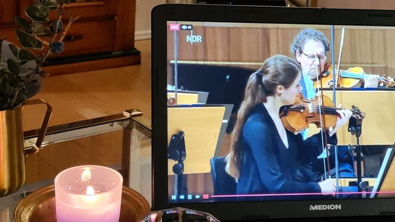 Den Konzert-Livestream der NDR Radiophilharmonie mit Angela Hewitt am Klavier und David Afkham am Pult auf einem Laptop anschauen. © NDR Foto: Peter Bauch