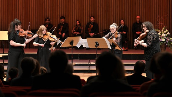 Vier Bratscherinnen des Royal Liverpool Philharmonic Orchestra stehen auf der Bühne im Kleinen Sendesaal im Landesfunkhaus Hannover. © NDR Foto: Carsten P. Schulze