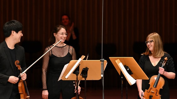 Bratscher Sejunde Kim und die Bratscherinnen Carolin Frick und Sarah Hill freuen sich über Applaus. © NDR Foto: Carsten P. Schulze