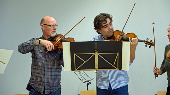 Die Bratscher Robert Shepley und Francois Lefèvre stehen an einem Notenpult. © NDR Foto: Sophie Brunner