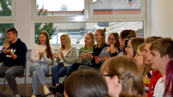 Schülerinnen und Schüler applaudieren. © NDR Foto: Sophie Brunner