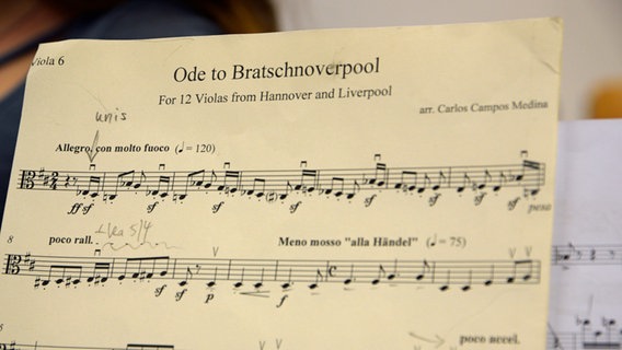 Die Noten der "Ode to Bratschnoverpool", arrangiert von Carlos Campos Medina. © NDR Foto: Sophie Brunner