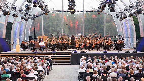 Ein Orchester auf der Bühne des NDR Klassik Open Airs. © Axel Herzig Foto: Axel Herzig