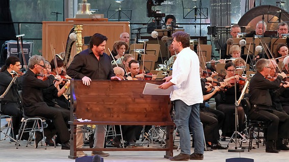 Zwei Opernsänger singen vor einem Orchester. © Axel Herzig Foto: Axel Herzig