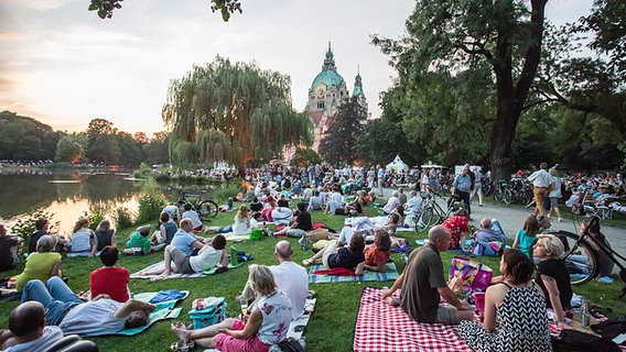 Sitzendes Publikum vor dem Neuen Rathaus in Hannover. © Axel Herzig Foto: Axel Herzig