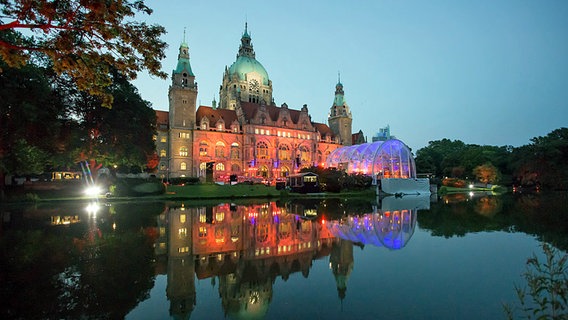 Das Neue Rathaus mit Bühnenvorbau in festlicher Beleuchtung. © Axel Herzig Foto: Axel Herzig