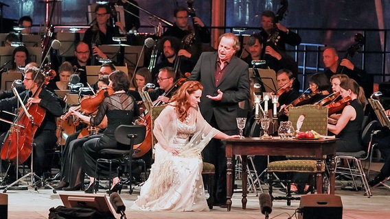 Szene einer Opernaufführung mit zwei Sängern und Orchester. © Axel Herzig Foto: Axel Herzig