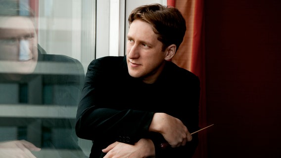Dirigent Joshua Weilerstein © Felix Broede Foto: Felix Broede