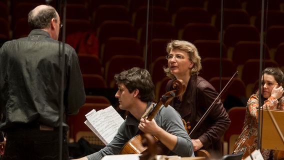 Antje Weithaas, Maximilian Hornung, Andrew Manze und die NDR Radiophilharmonie © NDR / Helge Krückeberg Foto: Helge Krückeberg