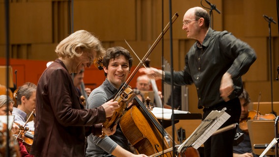 Antje Weithaas, Maximilian Hornung, Andrew Manze und die NDR Radiophilharmonie © NDR / Helge Krückeberg Foto: Helge Krückeberg