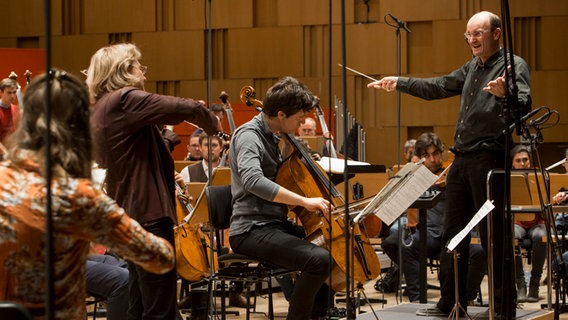 Antje Weithaas, Maximilian Hornung, Andrew Manze und die NDR Radiophilharmonie © NDR / Helge Krückeberg Foto: Helge Krückeberg