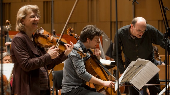 Antje Weithaas, Maximilian Hornung, Andrew Manze und die NDR Radiophilharmonie © NDR / Helge Krückeberg Foto: Helge Krückeberg