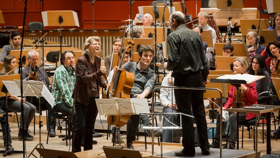 Antje Weithaas, Maximilian Hornung, Andrew Manze und die NDR Radiophilharmonie © NDR / Helge Krückeberg Foto: Helge Krückeberg