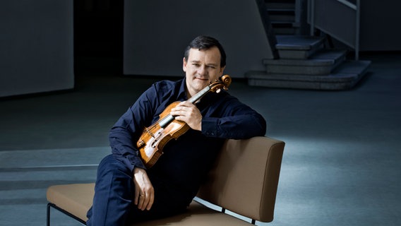 Frank Peter Zimmermann im Porträt mit Geige © Irène Zandel Foto: Irène Zandel
